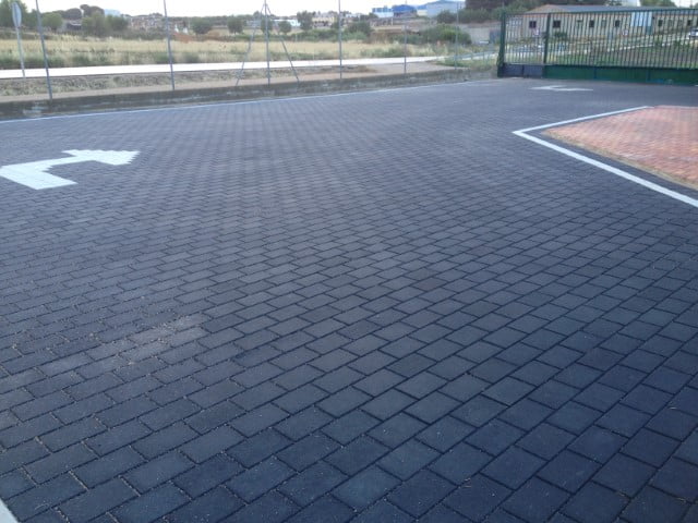 Adoquín hormigón liso negro y blanco en Villanueva de la Jara | Prefabricados de la Jara | Adoquines Albacete y Madrid | Metodología BIM